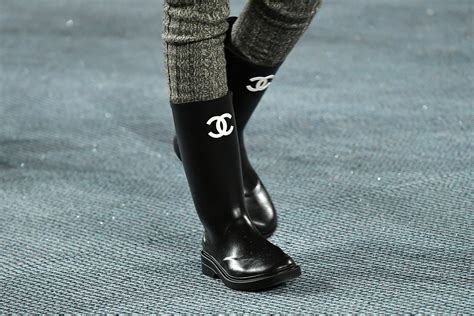 bottes chanel nouvelle collection|Chanel signe les bottes les plus chic de l'hiver .